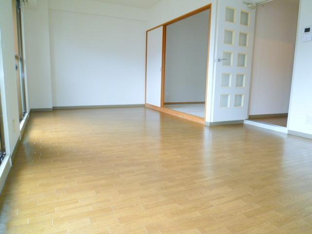 Living and room. It is easy to form the arrangement of the furniture.