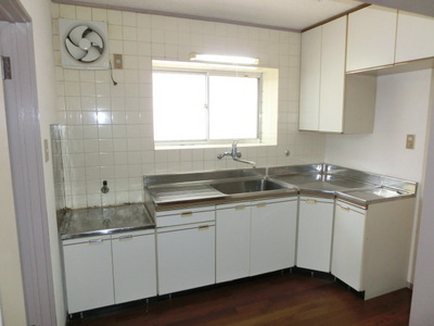 Kitchen. Spacious kitchen