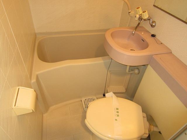 Bath. 3-point unit is a bus.