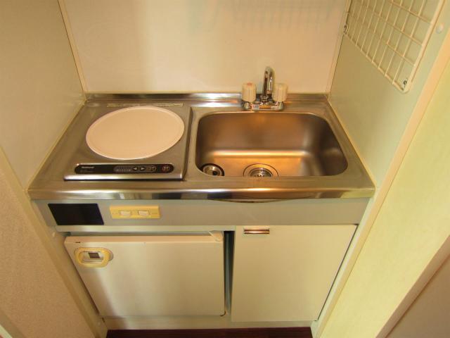 Kitchen. Is just the right size of the kitchen if one person.