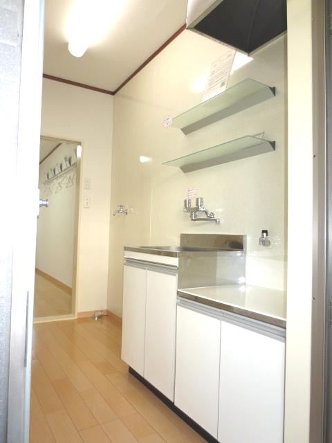 Kitchen. Two-burner gas stove can be installed ☆