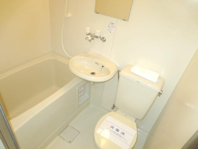 Bath. Cleaning Ease unit bus.