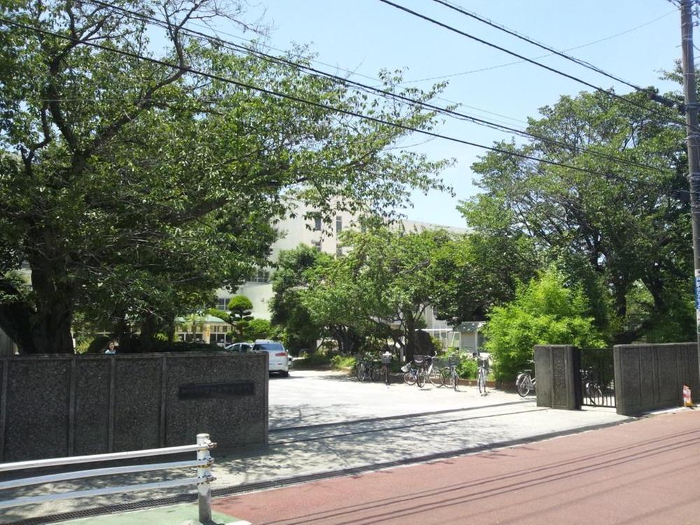 Primary school. There is also a 800m after school room until Yakuendai Minami Elementary School, Also helpful mother to work. 