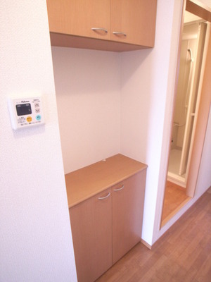 Entrance. Also have a cupboard ☆