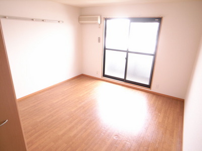 Living and room. Bright and produce a room with large windows ☆