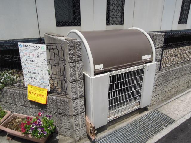 Living and room. Garbage dumps on site