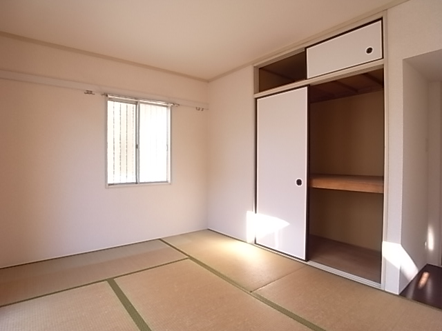 Receipt. Building of all rooms Corner Room and the favorable conditions in one building 4 households.