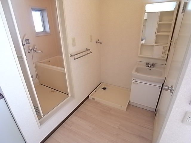 Bath. Equipped with a wash basin of independence and popularity of dressing room.