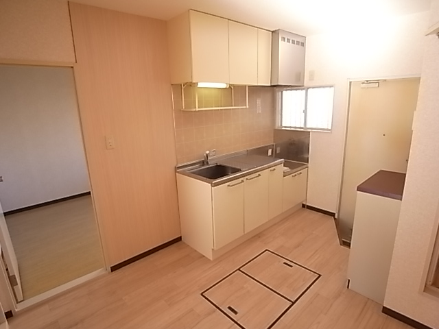 Kitchen. Equipped with under-floor storage. It is quite convenient.