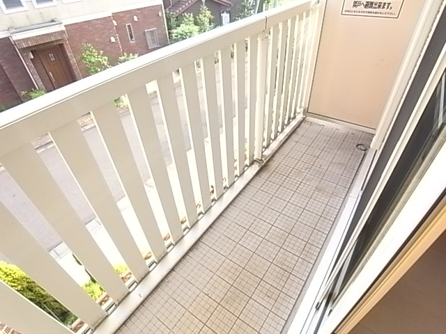 Balcony. Pat is per yang.