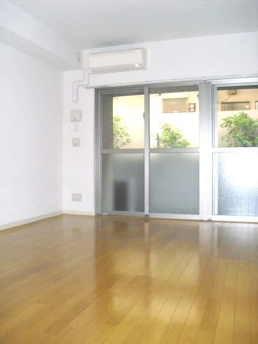 Living and room. ☆ Able If brokerage commissions 0.525-month ☆