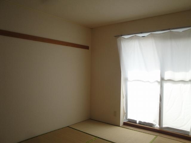 Other room space. 6-mat Japanese-style, Wallpaper is also white and bright rooms.
