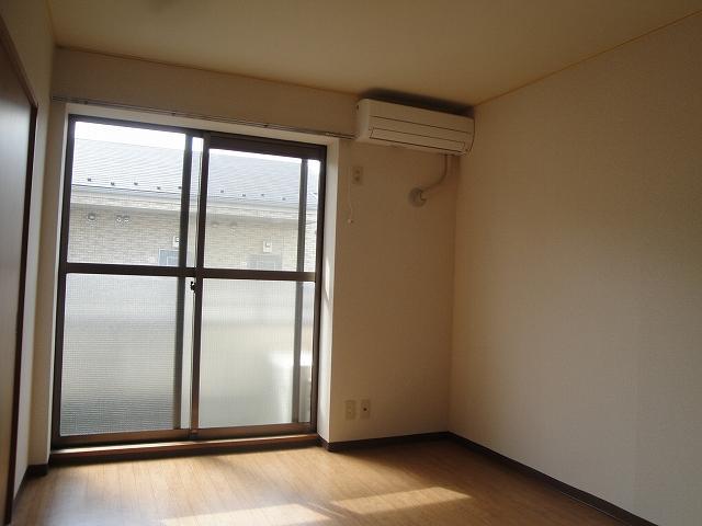 Living and room. Western-style may be day, Also it comes with air conditioning.