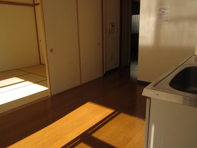 Living and room.  ☆ Spacious and rest comfortably have DK and the Japanese-style room is connected ☆