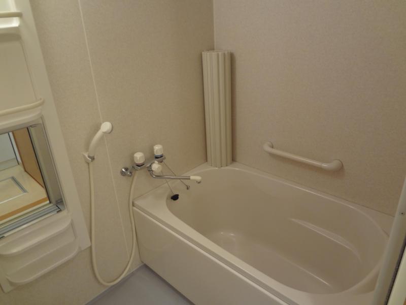 Bath. A clean bathroom