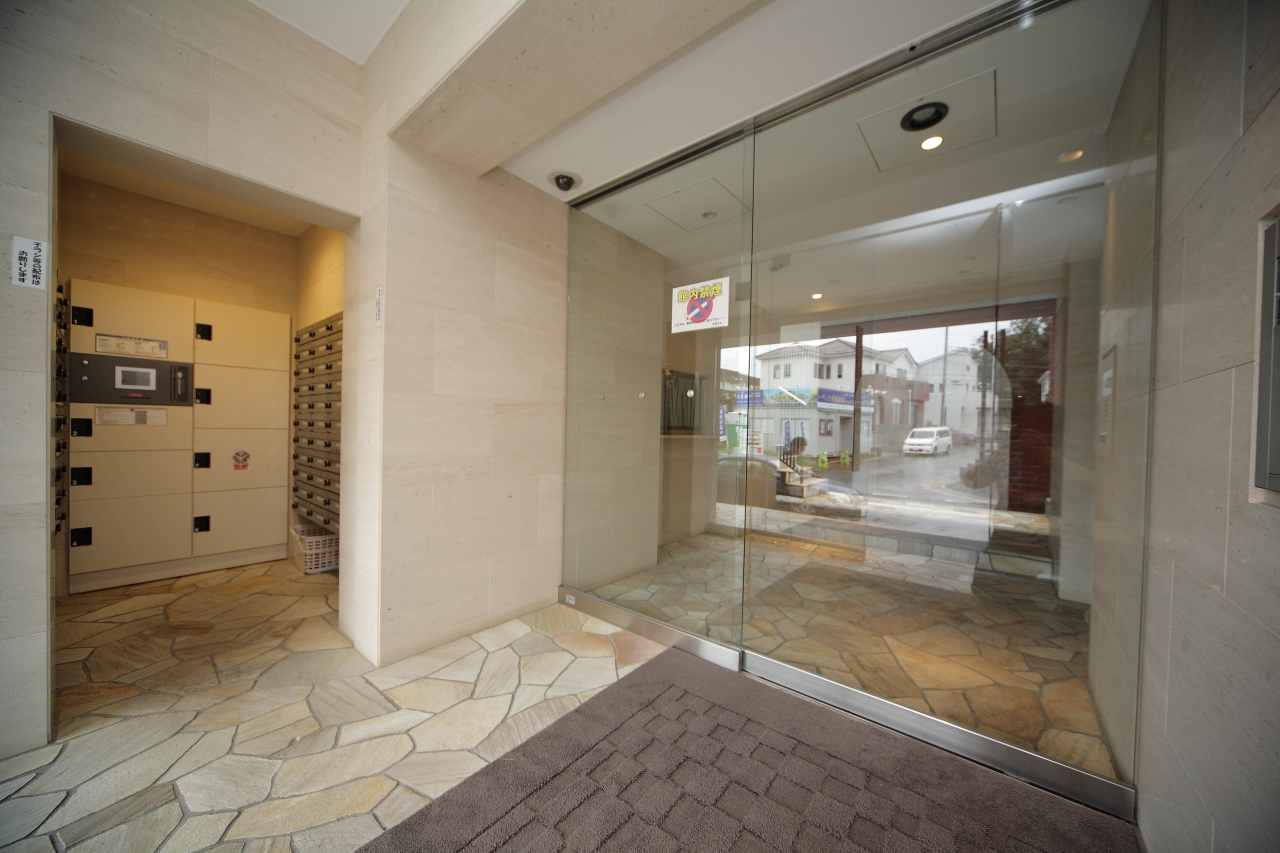 Entrance. Security in the auto-lock OK!