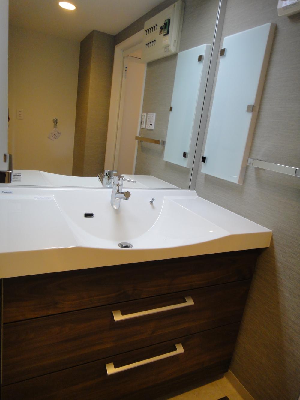 Wash basin, toilet.  ☆ Washroom ☆