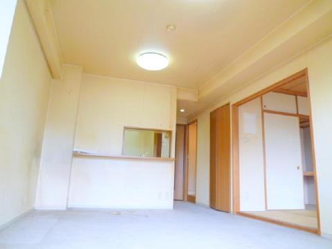 Living and room. Sun is very bright living.