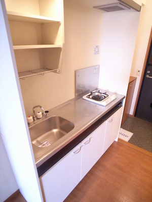 Kitchen. Cutting board is also a spacious kitchen, which would put a breeze! 