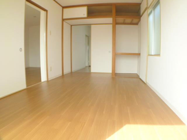 Living and room. Western-style of two-sided lighting. Storage also firmly.