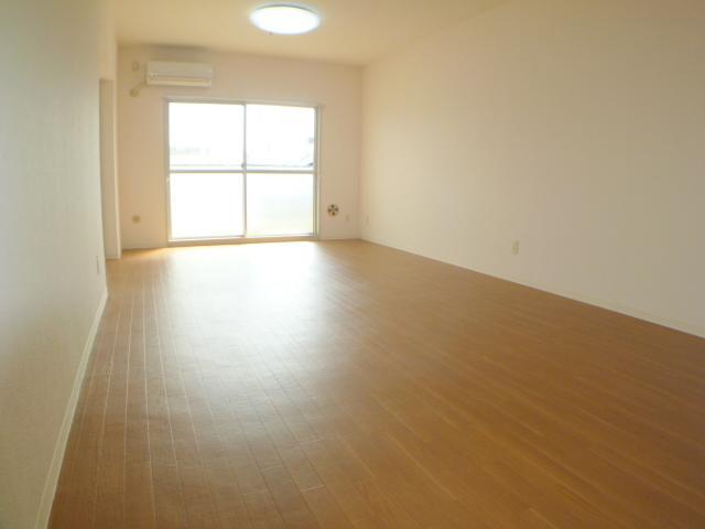 Living and room. Good day in the top floor room angle. Air conditioning, With lighting.