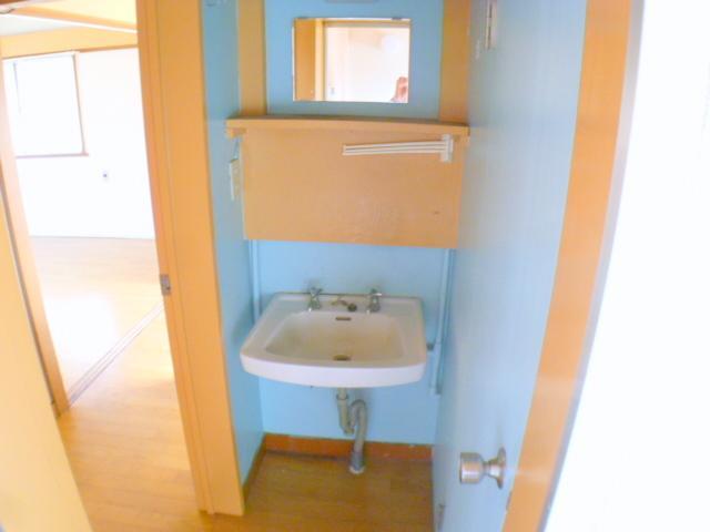 Washroom. Cute is the washroom