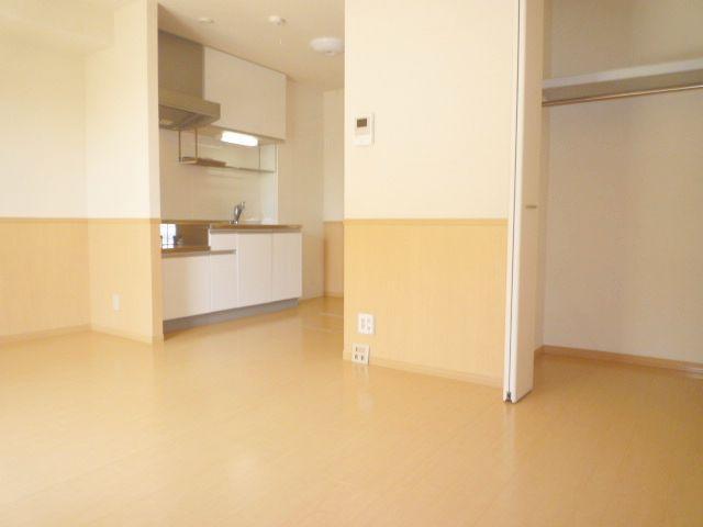 Living and room. Wide beautiful flooring.