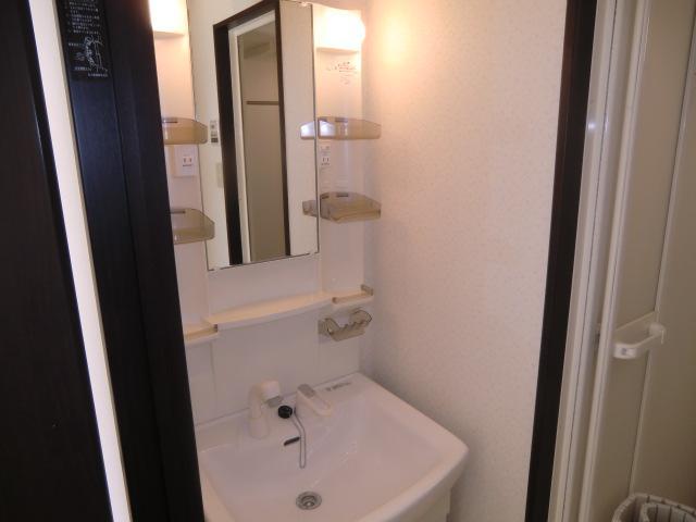 Washroom. Independent wash basin It is also convenient with a Shandore