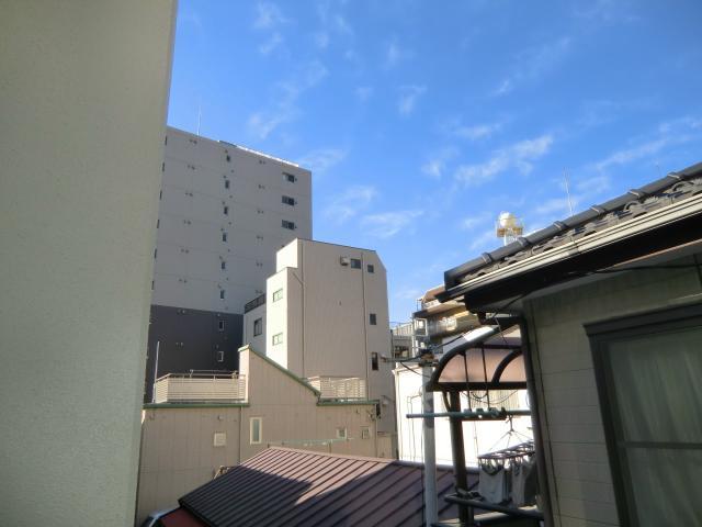 Balcony. Peripheral does not worry about the noise because the residential area