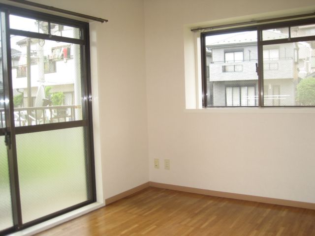 Living and room. Many window, Bright room!