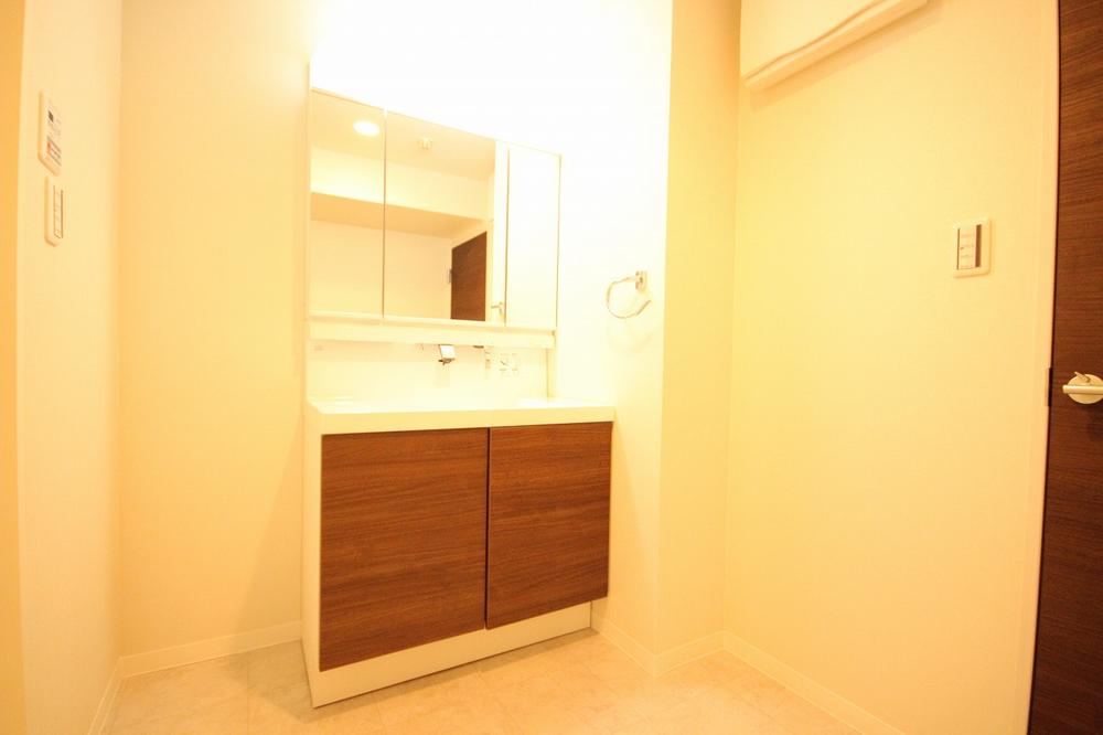 Wash basin, toilet. Vanity new exchange