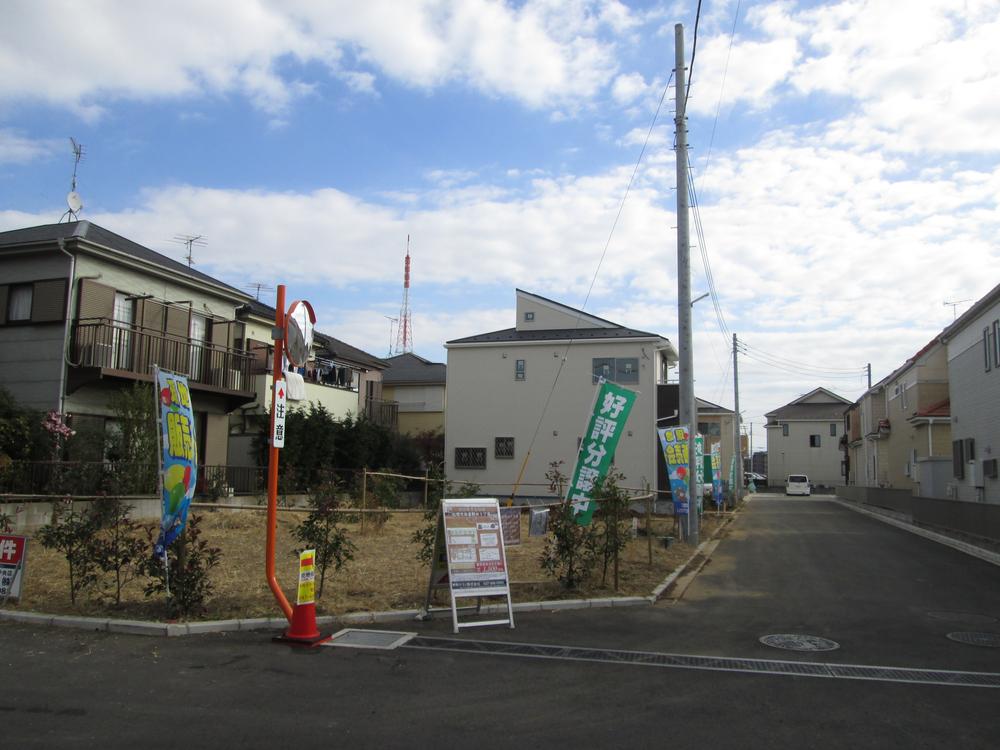 Local photos, including front road. No. 1 is taken from the local surface to the back. December 8, the current, New construction are being built 3 units