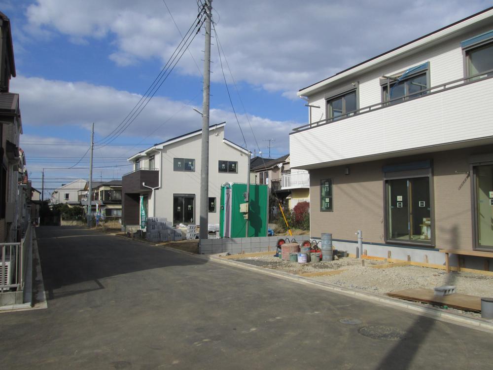 Local photos, including front road. No. 7 is a photograph that I saw the compartment entrance from local surface. December 8, the current, And in the new building construction, There is also a home delivery completion