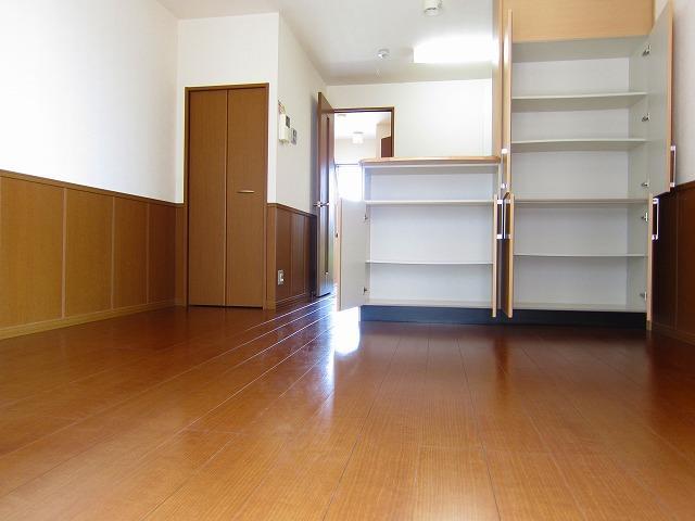 Living and room. It also got a so storage space on the counter back ☆