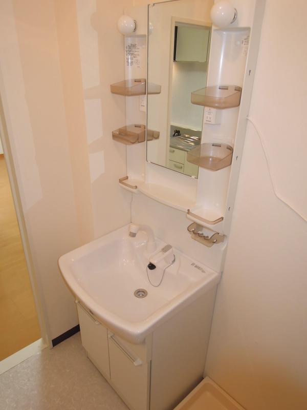 Washroom. Large, easy-to-use independent wash basin.