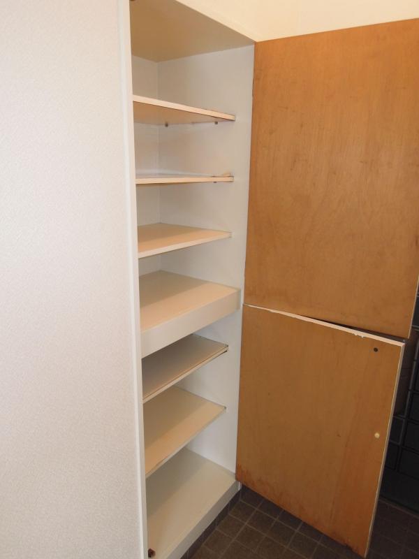 Receipt. The entrance is a shoe box equipped.