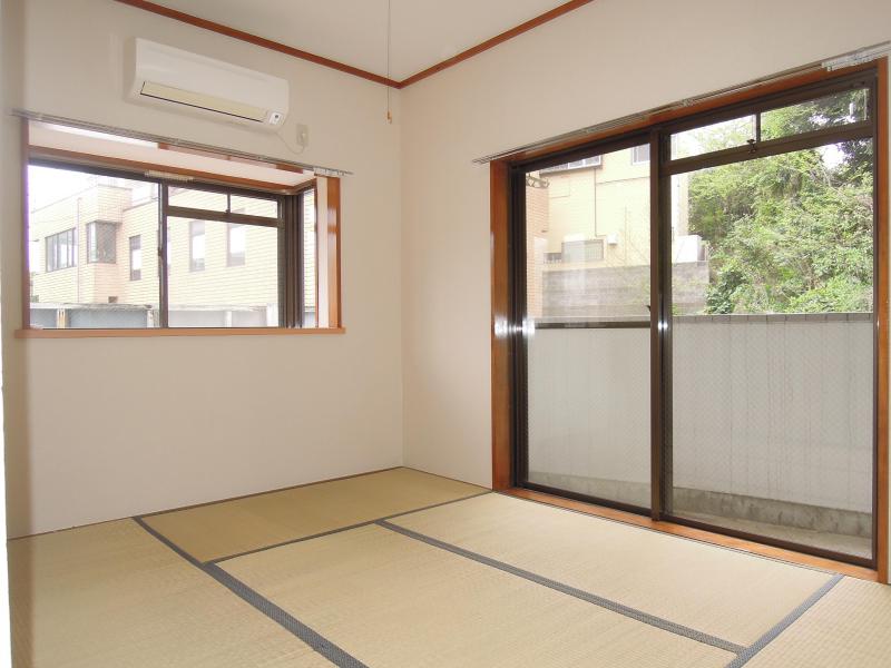 Living and room. Air-conditioned single rooms. It is a beautiful Japanese-style room.