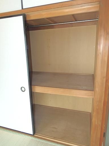 Receipt. There is a closet.