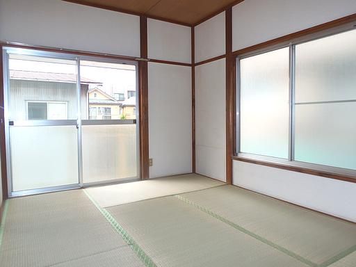 Living and room. In two windows per day is a good room.