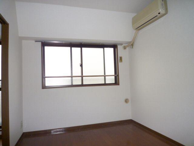 Living and room. Air conditioning also comes with 1 groups