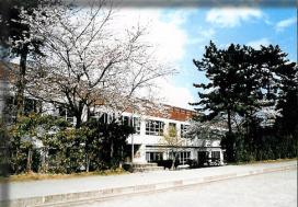 Junior high school. Maehara junior high school 1000m (A 13-minute walk)