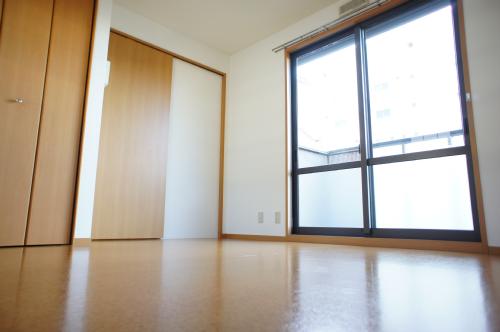 Living and room. It is south-facing floor of the room! 