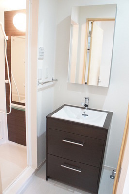 Washroom. Stylish independent wash basin!