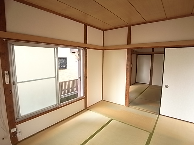 Other room space. Air conditioning is leaving product.