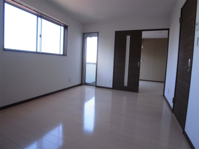 Living and room. Bright dining