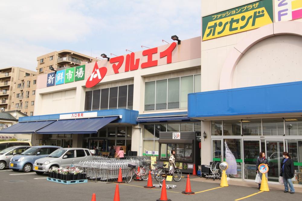 Supermarket. Very reasonable is 350m daily shopping to Maruei