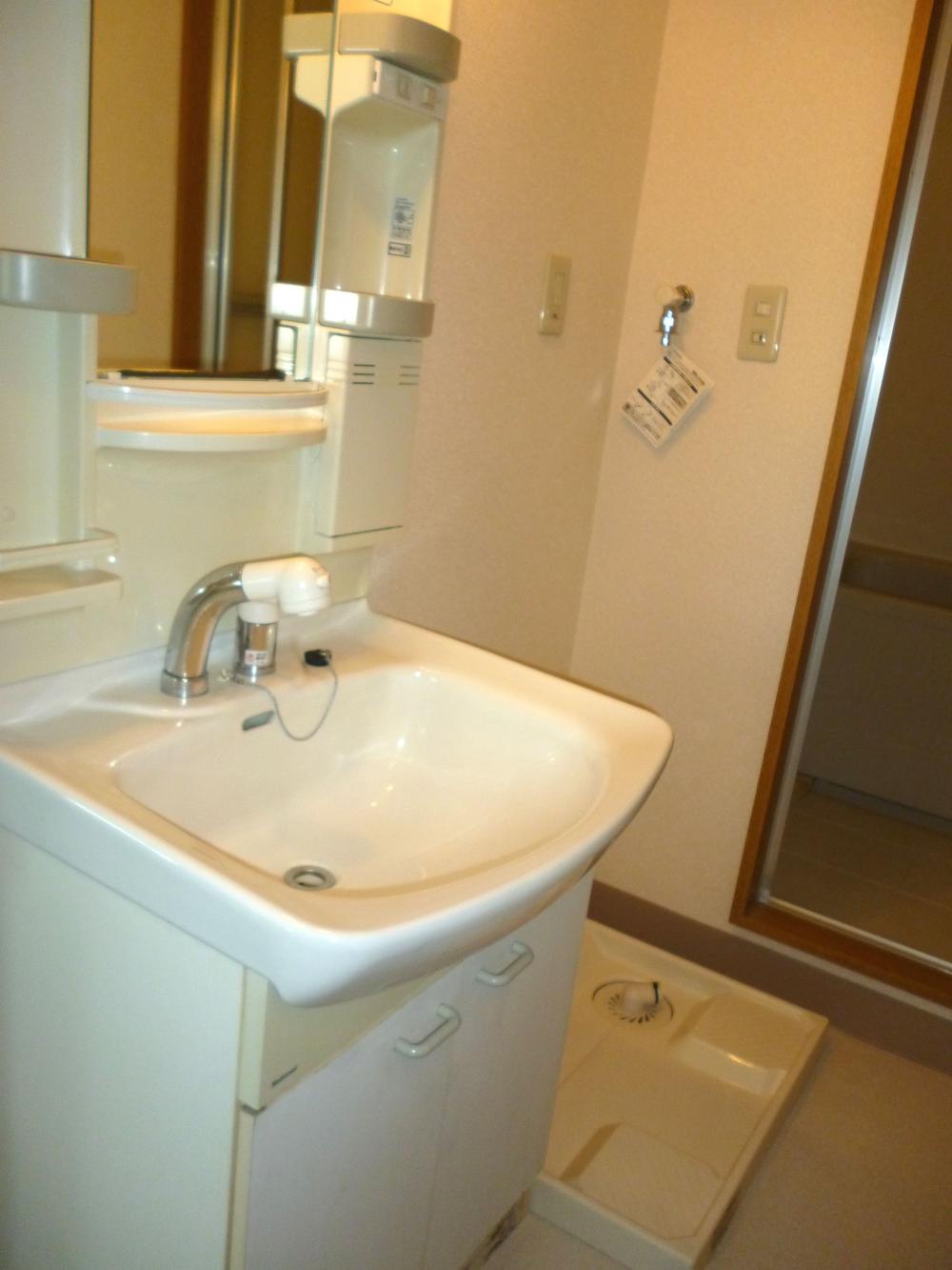 Wash basin, toilet