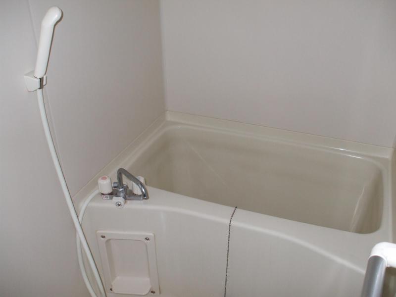 Bath. Please immersed up to the shoulder in the spread of the bathtub.