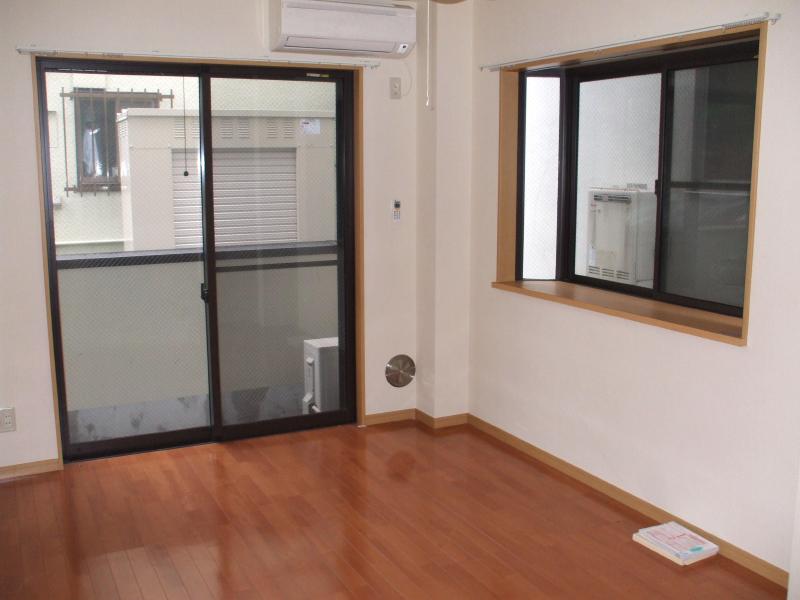 Living and room. Western-style with a bay window. Air-conditioned.