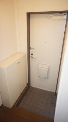 Entrance. Shoe box is equipped.